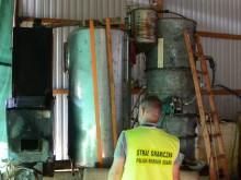 Przydomowa wytwórnia przy granicy. Siedemset litrów bimbru za 50 tys. zł [zdjęcia]