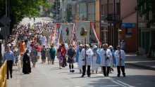 Boże Ciało. Wierni szli w procesjach wokół kościołów, w Sejnach ulicami miasta [zdjęcia]