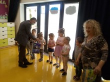 Komputery i już niebawem trzy place zabaw. Prezenty na Dzień Dziecka od wójta Gminy Suwałki [foto]