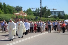 Jeden ołtarz i procesja wokół kościoła. Uroczystość Bożego Ciała w czasie pandemii