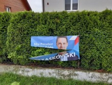 Zniszczone banery wyborcze Rafała Trzaskowskiego w Raczkach i Dowspudzie