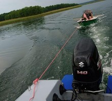 Policjanci pomogli parze turystów, których burza zaskoczyła na jeziorze Wigry