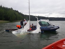 Wywrócona żaglówka na jeziorze Wigry. W wodzie znalazły się trzy osoby [zdjęcia]