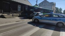 Wypadek w centrum Suwałk. Kobieta zderzyła się z miejskim autobusem