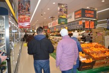 Biedronka wydłuża czas pracy sklepów i wraca do promocji tuzin piwa gratis 