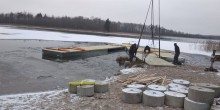 Rozpoczęła się budowa pomostu nad jeziorem Czarnym