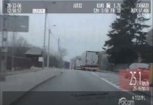 Skindzierz. Kierowca tira wyprzedzał sznur pojazdów, nagrała go policyjna kamera [wideo]
