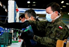 Terytorialsi pobierają wymazy, mierzą temperaturę, oddają krew