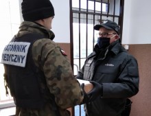 Zakrywamy usta i nos. Walczących z epidemią bezpłatnie zaopatruje w maseczki suwalskie więzienie