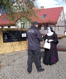 Sześciu osadzonych codziennie szyje maseczki. Areszt Śledczy w Suwałkach pomaga w walce z epidemią