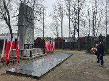 Suwałki. Przedstawiciele władz miasta złożyli kwiaty pod Pomnikiem Straceń