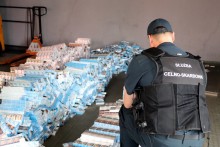 Napracowali się przemytnicy i celnicy. Milion papierosów w deskach [zdjęcia]
