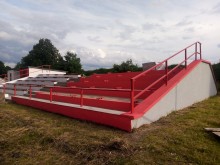 Kibice się ucieszą. Trwa remont trybun stadionu w Raczkach [zdjęcia]