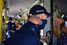 Augustowscy policjanci sprawdzają, czy podróżujący komunikacją miejską noszą maseczki