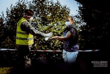 Podlascy Terytorialsi pobierają wymazy od pracowników sezonowych