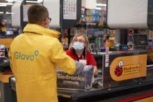 Black Week w Biedronce. Tydzień darmowych dostaw zakupów przez Glovo