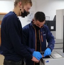 Kradli artykuły spożywcze i alkohol. Część łupu zgubili po drodze