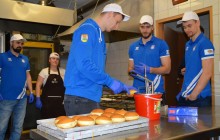 Najlepsze pączki są w Tłusty Czwartek, a najsmaczniejsze smażą siatkarze [zdjęcia] 