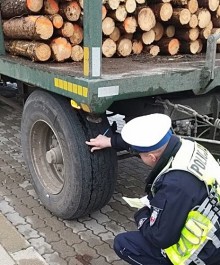 Zatrzymali cztery dowody rejestracyjne. Policyjne działania„TRUCK & BUS” w Suwałkach