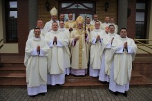Nowi kapłani w diecezji ełckiej. Dwóch z nich będzie pełnić posługę w Suwałkach [zdjęcia]