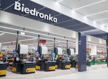 Biedronka czynna w godz. 8.00-20.00. Płyny dezynfekujące i chusteczki Dada dla klientów