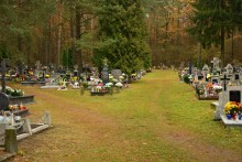 Cmentarze zamknięte na trzy dni. Seniorzy w domach, jak najwięcej zdalnej pracy