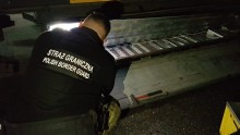 Kontrola dwóch ciężarówek w Suwałkach. Papierosy w podwójnej podłodze