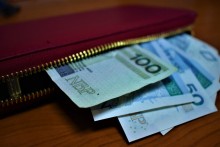 Pilnowała dziecka, ogołociła portfel jego matki