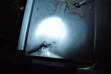 Rzucał z balkonu w zaparkowane samochody. Spowodował straty na 10 tys. zł 