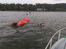 Dwaj mężczyźni tonęli w jeziorze Necko. Przewrócił się ich skuter