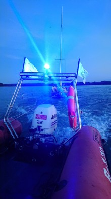 Wigry. Turyści utknęli na jeziorze z małymi dziećmi