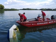 Jezioro Wigry. Przewrócony rower wodny, do wody wpadły trzy osoby [zdjęcia]