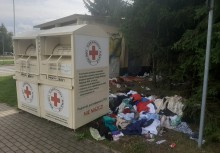 Przy skrzyżowaniu ulic Warszawskiej i Krakowskiej. Kto to posprząta?