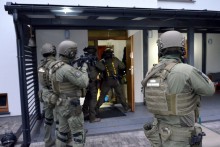 Z bronią przeciwko fakturowym zbrodniarzom. Podejrzanym grozi 25 lat więzienia [wideo i zdjęcia]