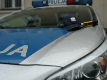Pijany uderzył w ogrodzenie. Obudził policjanta
