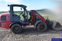 To wręcz niewiarygodne! Czterolatek jechał na pole ładowarką