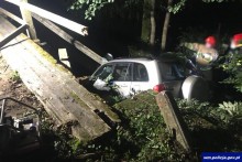 Powiat olecki. Auto przebiło barierki i spadło z mostu do rowu [zdjęcia]