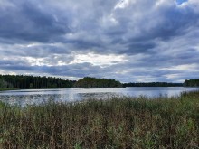 Burze z gradem, upał do czwartku. Woda w Wigrach ma już 25,8°C