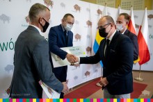 Wsparcie samorządu województwa dla powiatu i gminy Sejny. Marszałek i radny wręczyli czeki 