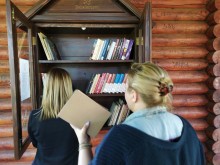 Bakałarzewo. Nad jeziorem Sumowo powstała plenerowa biblioteczka [zdjęcia]