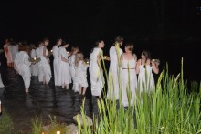 Tradycyjne pieśni, potańcówka, obrzęd sobótkowy, wianki i pochodnie. Palinocka w Raczkach [zdjęcia]