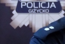 Wydminy. 32-latek dobijał się do drzwi, zaatakował policjantkę. Został zastrzelony