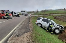 Wypadek w Moczydłach koło Raczek. Osobówka zderzyła się z busem