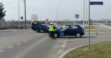 Wypadek na ulicy 100-lecia Niepodległości. Samochód z kursantką dachował [zdjęcia]