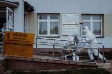 Zmarło prawie tysiąc osób, ale to dane z kilku dni. W Suwałkach też będzie punkt szczepień masowych