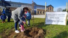 Wspólne sprzątanie i posadzenie drzewa. Dzień Ziemi na suwalskich bulwarach [zdjęcia]