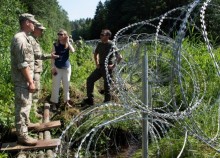 Polska zwraca Litwie imigrantów, Litwa odgradza się od Białorusi drutem kolczastym [zdjęcia]
