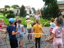 Wycieczki, gry i zabawy, warsztaty kuglarskie. Wakacje z GOK w Raczkach [zdjęcia]  