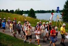 W upale, zmęczeni, ale uśmiechnięci. Około 200 pielgrzymów idzie z Suwałk do Ostrej Bramy [zdjęcia]