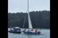 Policjanci i WOPR-owcy kilka razy pomagali żeglarzom na Wigrach [wideo, zdjęcia]